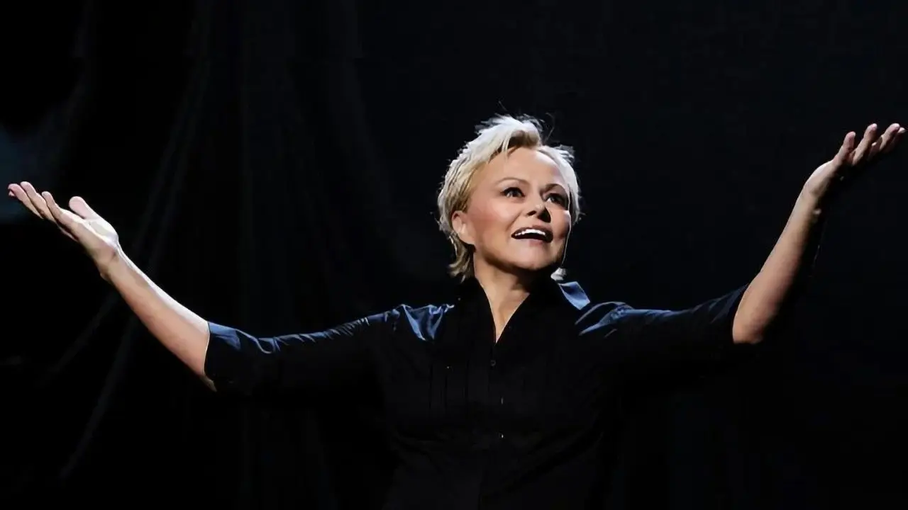 Muriel Robin reprend ses sketchs cultes : Et pof ! backdrop