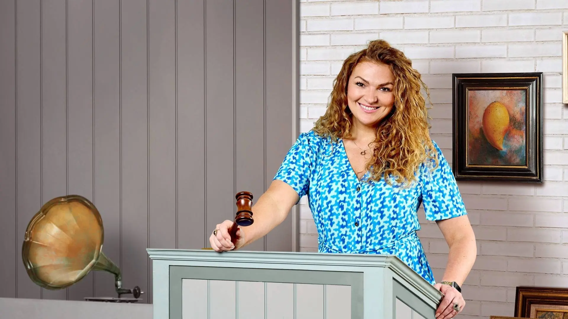 The Derbyshire Auction House backdrop