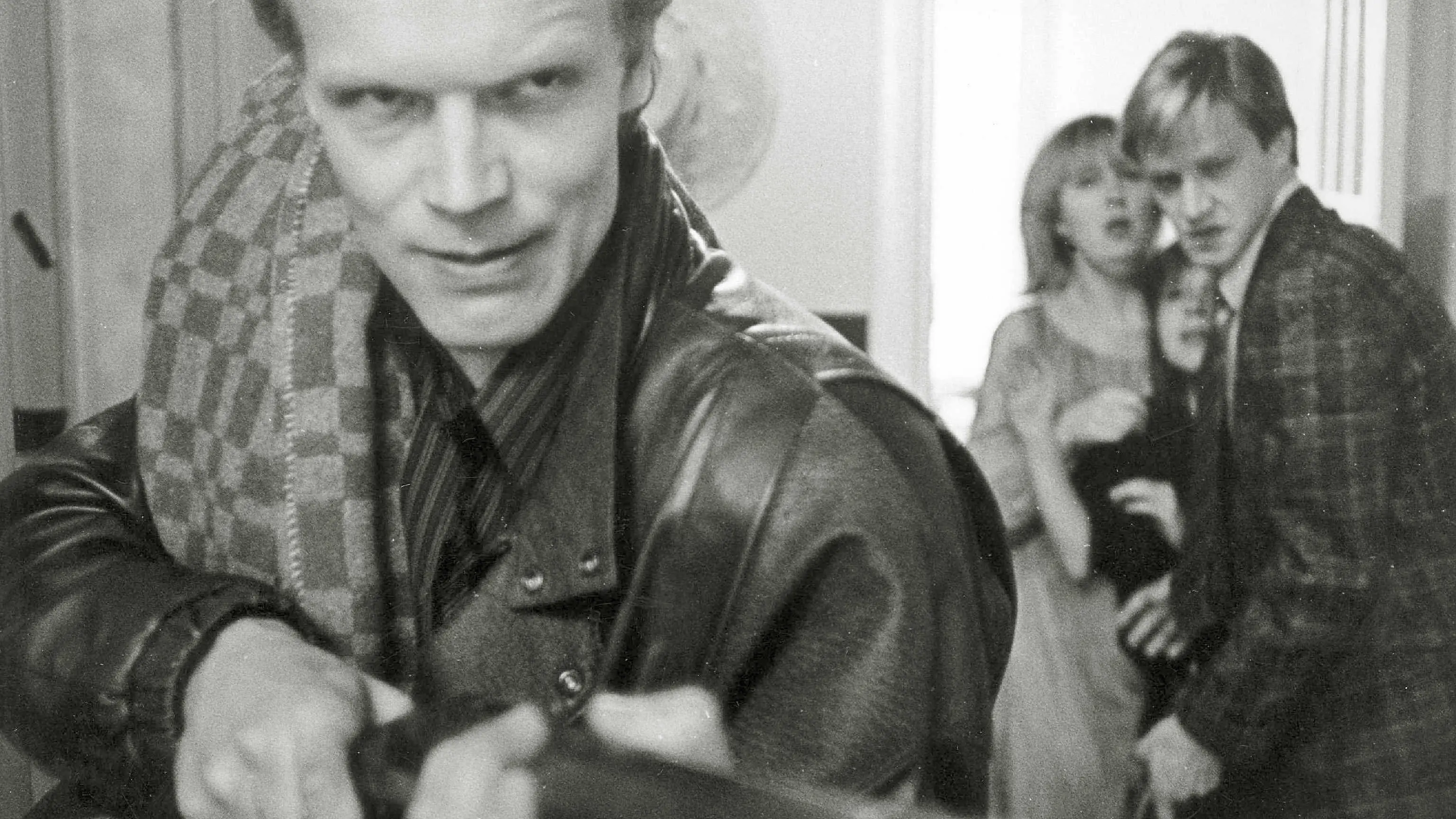 Lain ulkopuolella backdrop