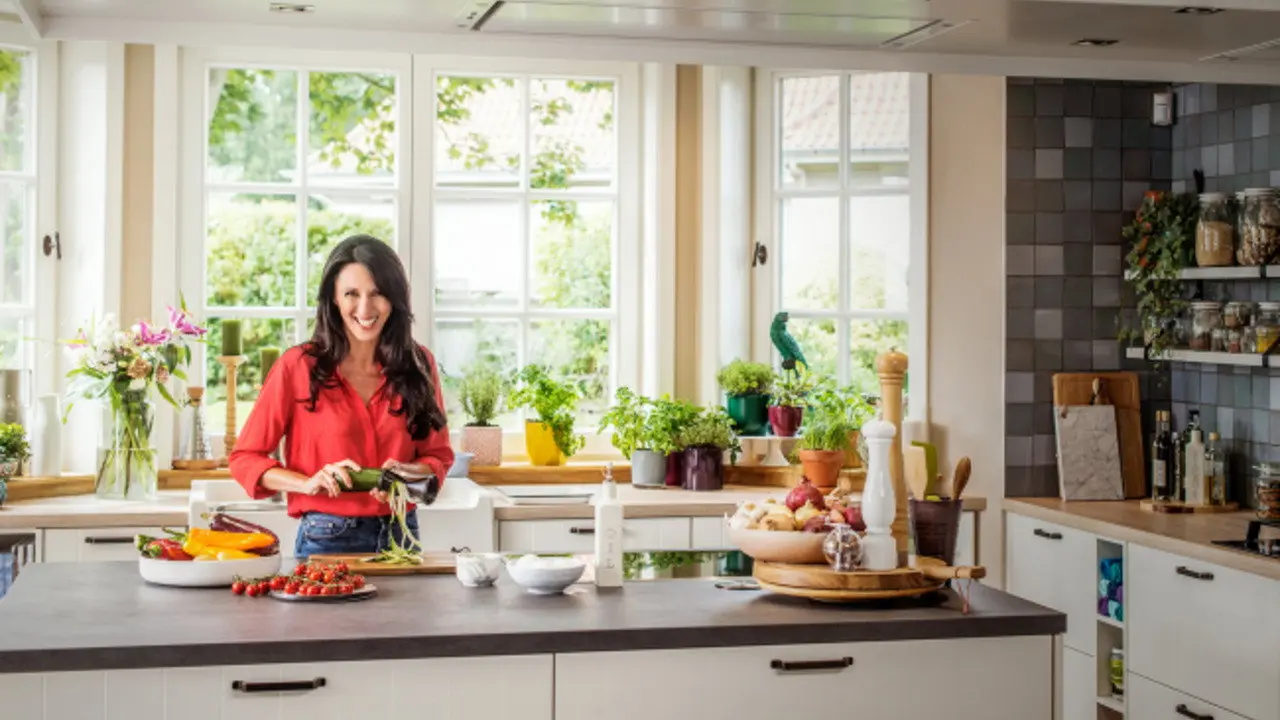 Open keuken met Sandra Bekkari backdrop