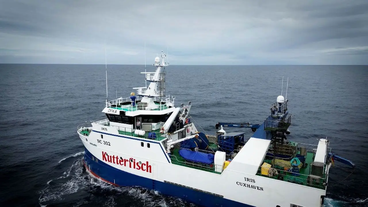 Gegen Wind und Wellen - Auf Fangfahrt mit den deutschen Seelachsfischern backdrop