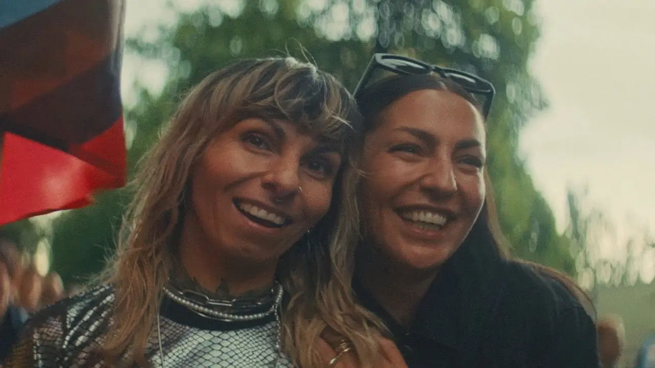 The Lesbian Bar Project: FLINTA backdrop