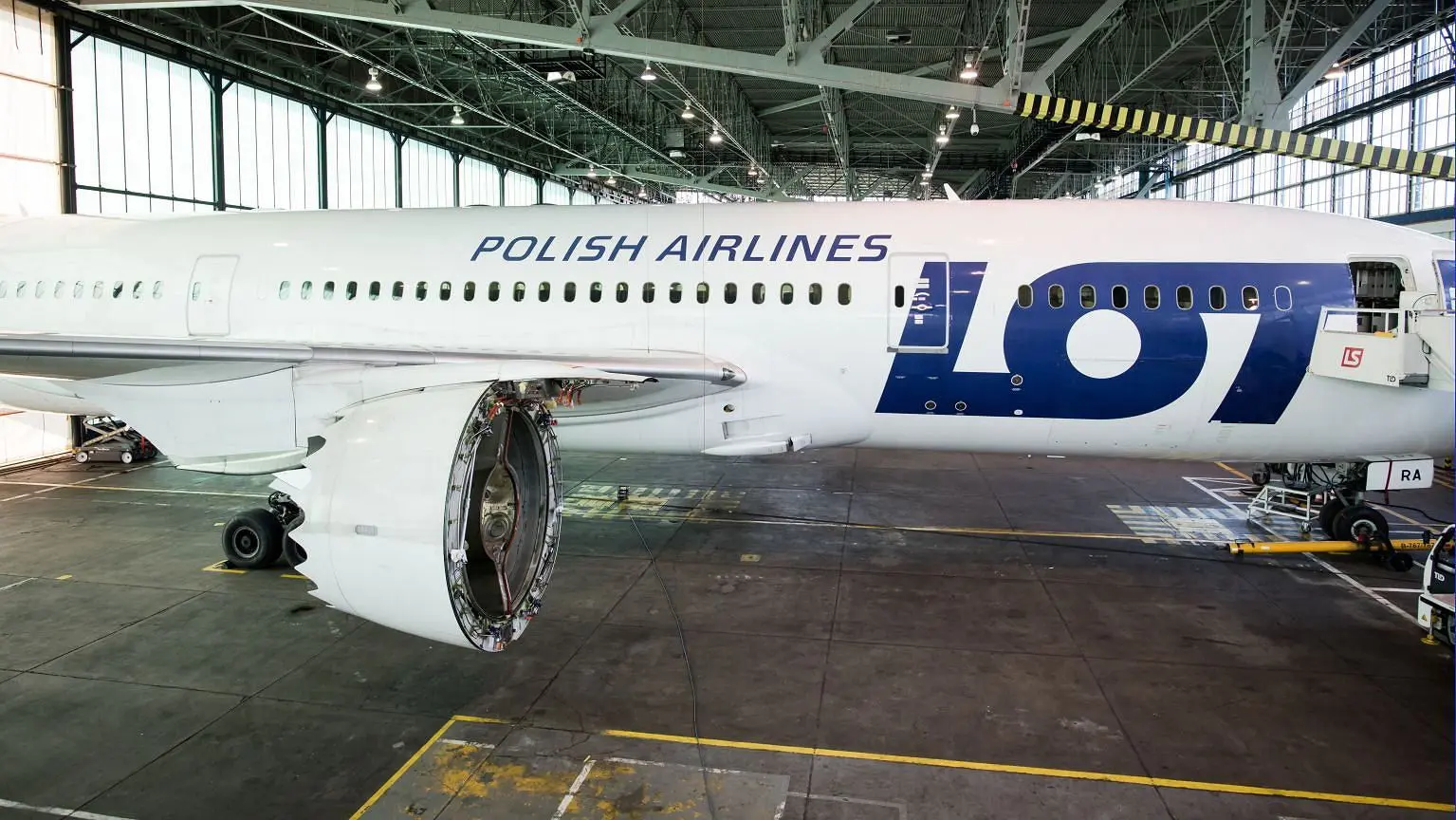 Operacja: LOT backdrop