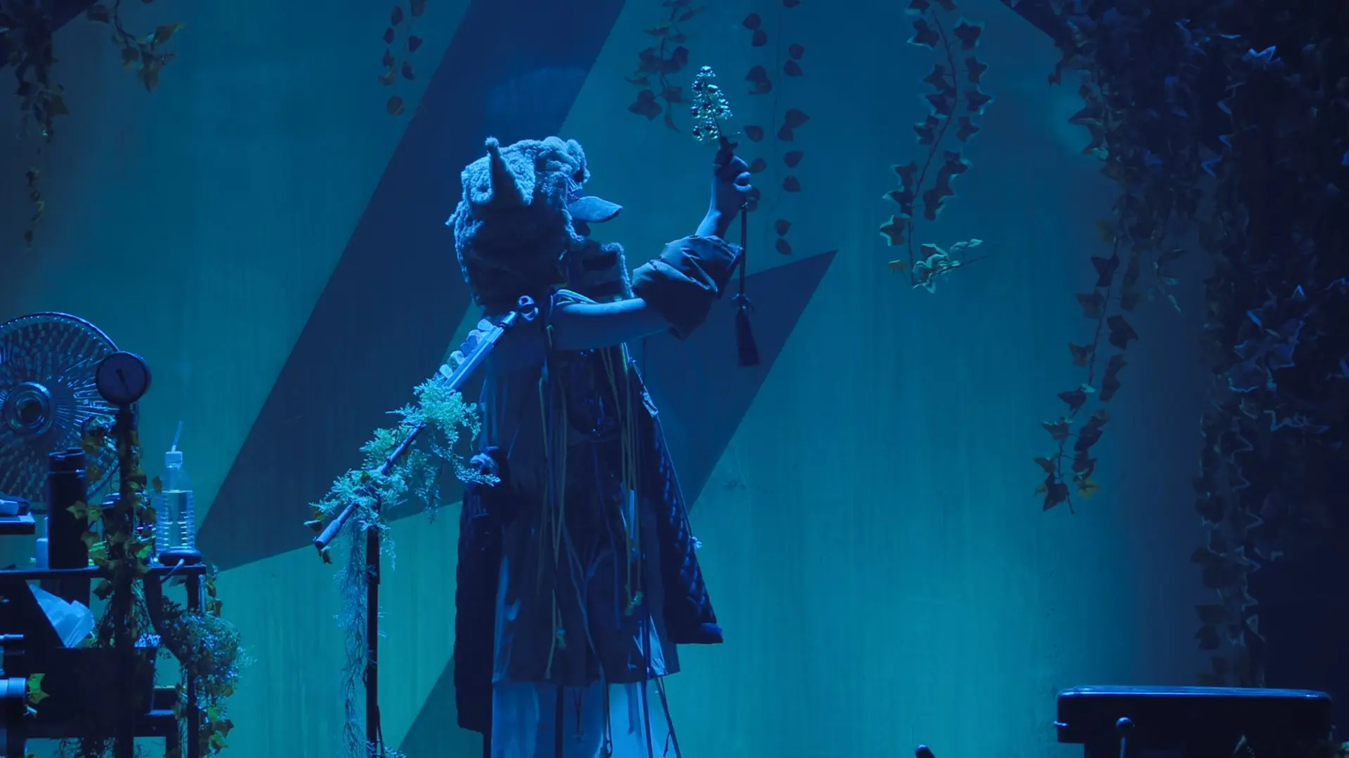 ZUTOMAYO FACTORY「鷹は飢えても踊り忘れず」 backdrop