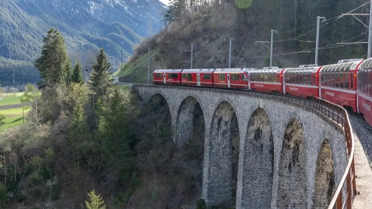 En train à travers la Suisse backdrop