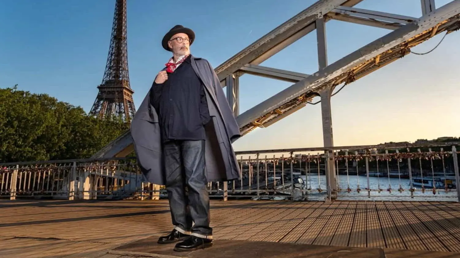 Serge à Paris backdrop