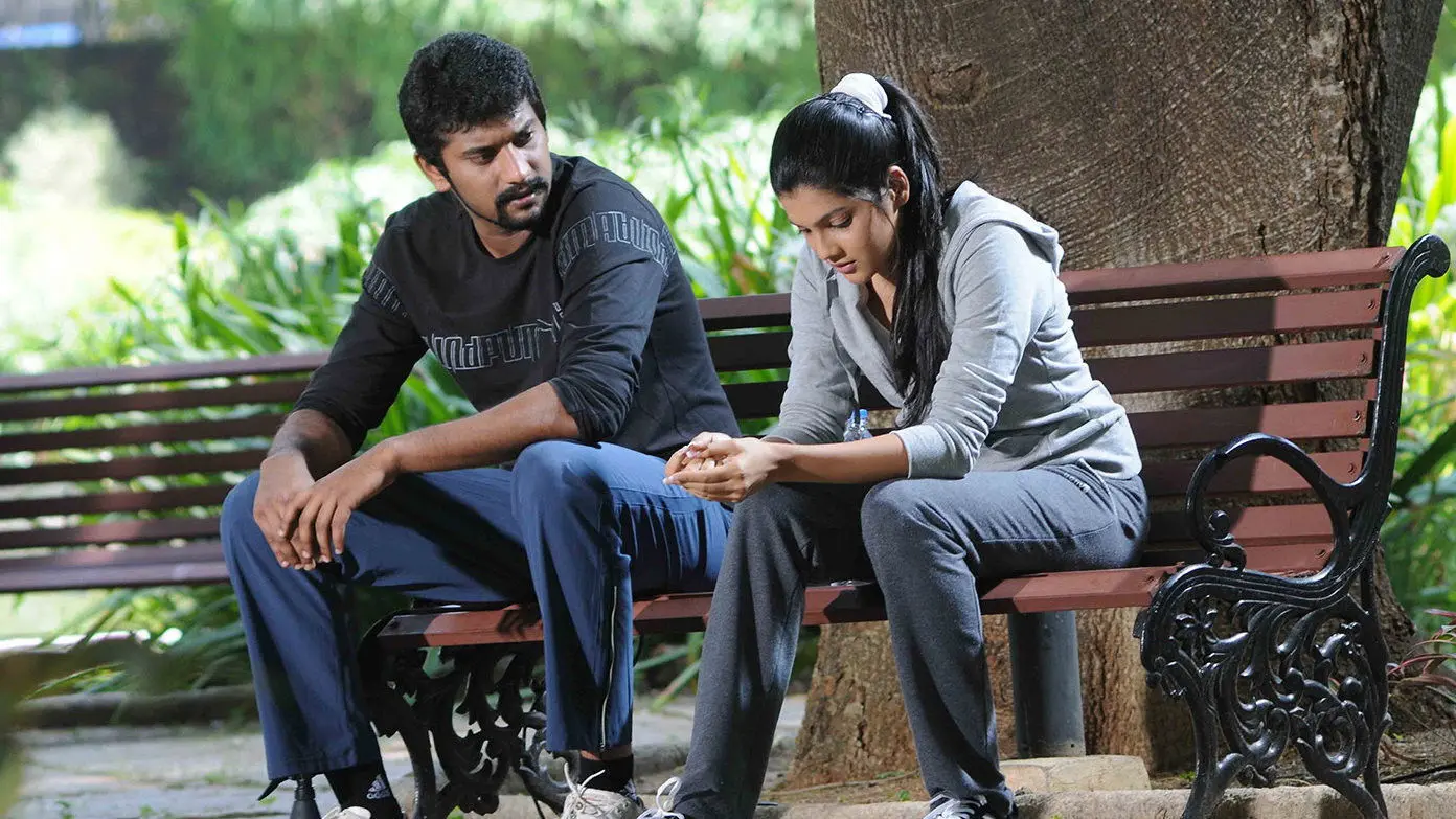 Oru Kanniyum Moonu Kalavaanikalum backdrop